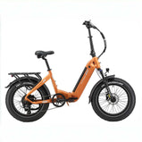 Bicicleta eléctrica plegable TTGO F6 Boost en entorno natural con diseño todoterreno y neumáticos anchos