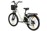 Ángulo trasero de la bicicleta eléctrica TTGO C2 Pro blanca fotografiada en estudio, mostrando detalles del motor, soporte trasero para carga y diseño elegante.