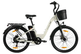 Vista lateral derecha de la bicicleta eléctrica TTGO C2 Pro color blanco, mostrando el sistema de transmisión, pedales y cesta delantera sobre un fondo blanco.