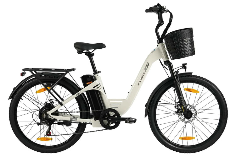 Vista lateral derecha de la bicicleta eléctrica TTGO C2 Pro color blanco, mostrando el sistema de transmisión, pedales y cesta delantera sobre un fondo blanco.