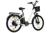 Vista en diagonal trasera derecha de la bicicleta eléctrica TTGO C2 Pro color blanco sobre fondo de estudio, destacando la robustez del portaequipajes y el motor integrado.