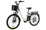 Bicicleta eléctrica TTGO C2 Pro blanca en fondo blanco, destacando el sistema de freno de disco delantero, suspensión y diseño de marco de paso fácil (step-through).