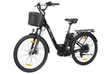 Vista en ángulo delantero izquierdo de la bicicleta eléctrica TTGO C2 Pro negra en estudio, exhibiendo la práctica cesta tejida y los frenos de disco de alta seguridad.