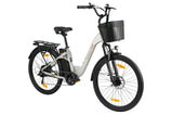 E-bike urbana TTGO C2 Pro en elegante color gris plata, fotografiada desde un ángulo frontal izquierdo en estudio con fondo aislado.