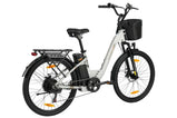 Perspectiva trasera derecha de la e-bike TTGO C2 Pro en gris plata, enfocada en el motor de buje trasero, engranajes y el portaequipajes robusto.