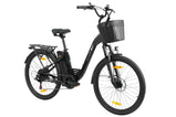 Vista diagonal delantera de la E-bike TTGO C2 Pro negra, destacando la cesta tejida y el manillar ergonómico en fondo blanco.