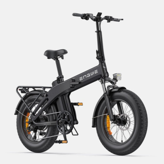 ENGWE EP-2 3.0 Boost negra vista frontal lateral, bicicleta eléctrica plegable con neumáticos anchos, suspensión delantera, guardabarros, iluminación delantera y portaequipajes trasero.
