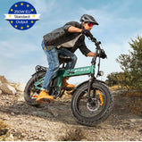 Ciclista conduciendo la ENGWE EP-2 3.0 Boost verde sobre un camino rocoso, mostrando sus neumáticos anchos, suspensión delantera y capacidad para circular por terrenos irregulares, con distintivo de potencia estándar UE de 250 W.