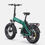ENGWE EP-2 3.0 Boost verde vista trasera lateral, con cuadro plegable, sillín ajustable, neumáticos anchos, guardabarros y portaequipajes trasero integrado.