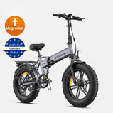 Bicicleta eléctrica plegable ENGWE EP-2 Boost en color gris, mostrada con distintivos de versión mejorada y potencia nominal de 250 W para la UE, además de neumáticos anchos, suspensión delantera, faro y portaequipajes trasero.