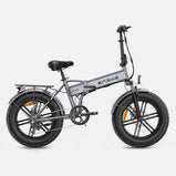 Vista lateral completa de la bicicleta eléctrica plegable ENGWE EP-2 Boost en color gris, con cuadro plegable, neumáticos anchos, suspensión delantera, frenos de disco, guardabarros, iluminación delantera y portaequipajes trasero.