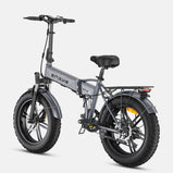 Vista trasera de tres cuartos de la bicicleta eléctrica plegable ENGWE EP-2 Boost gris, mostrando los neumáticos anchos, frenos de disco, guardabarros, transmisión, sillín ajustable y amplio portaequipajes trasero.