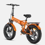 Vista trasera de tres cuartos de la bicicleta eléctrica plegable ENGWE EP-2 Boost naranja, mostrando el cuadro plegable, los neumáticos anchos, los frenos de disco delantero y trasero, los guardabarros, el sillín ajustable y el portaequipajes trasero.