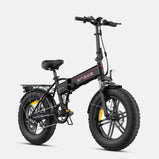Vista frontal de tres cuartos de la bicicleta eléctrica plegable ENGWE EP-2 Boost negra, mostrando los neumáticos anchos, la horquilla con suspensión, el faro delantero, los guardabarros y el portaequipajes trasero.