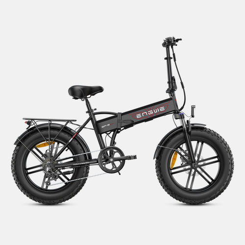 Vista lateral completa de la bicicleta eléctrica plegable ENGWE EP-2 Boost en color negro, equipada con neumáticos anchos, suspensión delantera, frenos de disco, guardabarros, faro delantero y portaequipajes trasero.
