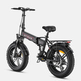 Vista trasera de tres cuartos de la bicicleta eléctrica plegable ENGWE EP-2 Boost negra, con neumáticos anchos, frenos de disco, guardabarros completos, sillín ajustable y portaequipajes trasero.