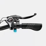 Detalle del manillar de la bicicleta eléctrica ENGWE EP-2 Boost con cambio Shimano de 7 velocidades, maneta de freno, puño ergonómico y botón B para activar la función Boost durante la conducción.