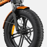 Detalle de la rueda delantera de la ENGWE EP-2 Boost con neumático ancho de gran volumen, horquilla de suspensión delantera, guardabarros, reflector y sistema de freno de disco para mejorar el control durante la conducción