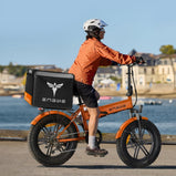 Bicicleta eléctrica ENGWE EP-2 Boost naranja utilizada para transporte de carga, con una bolsa de gran capacidad instalada sobre el portaequipajes trasero y neumáticos anchos para desplazamientos diarios.