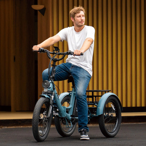 Hombre conduciendo el triciclo eléctrico EU-F20 Mate azul para desplazamientos urbanos