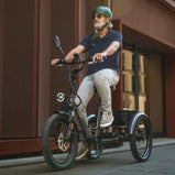 Hombre conduciendo el triciclo eléctrico Fafrees EU-F20 Mate HS en un entorno urbano