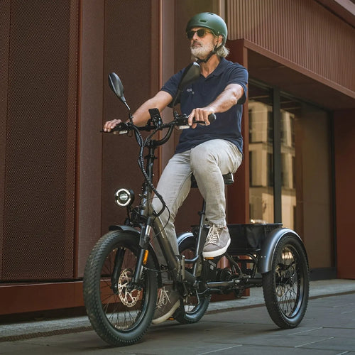 Hombre conduciendo el triciclo eléctrico Fafrees EU-F20 Mate HS en un entorno urbano