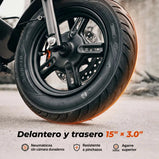 Primer plano de la rueda delantera del iScooter DX5 sobre el asfalto. Muestra los neumáticos sin cámara de 15 x 3.0 pulgadas, diseñados para ser duraderos, resistentes a pinchazos y ofrecer un agarre superior.