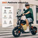 Hombre joven conduciendo el patinete eléctrico iScooter DX5 en la ciudad. Una infografía muestra sus especificaciones: motor de 1500W, batería de 748.8Wh, pantalla LCD a color de 9 pulgadas con NFC, 45 millas de autonomía, velocidad máxima de 35 mph y capacidad de carga de 330 libras.