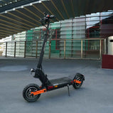 Patinete eléctrico todoterreno Joyor S10-S-Z en terreno irregular