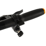 Detalle del acelerador y la llave de encendido del patinete eléctrico KuKirin A1.