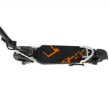 Vista superior del patinete eléctrico KuKirin A1 con plataforma antideslizante y estructura plegable.