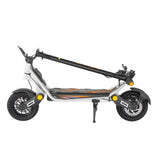 Vista lateral del patinete eléctrico KuKirin A1 plegado para facilitar su transporte y almacenamiento.