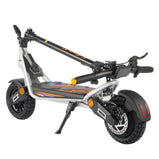 Patinete eléctrico KuKirin A1 plegado, con freno de disco trasero, pata de cabra y neumáticos anchos.