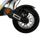 Detalle de la rueda delantera del patinete eléctrico KuKirin A1 con freno de disco, guardabarros y reflector lateral.