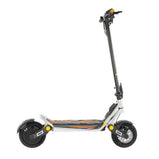 Vista lateral derecha del patinete eléctrico KuKirin A1 con plataforma amplia, neumáticos anchos y freno de disco delantero.