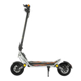 Vista lateral completa del patinete eléctrico KuKirin A1 con neumáticos anchos, frenos de disco y pata de cabra.