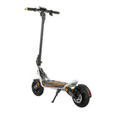 Vista trasera en tres cuartos del patinete eléctrico KuKirin A1 con luz trasera, freno de disco y pata de cabra.