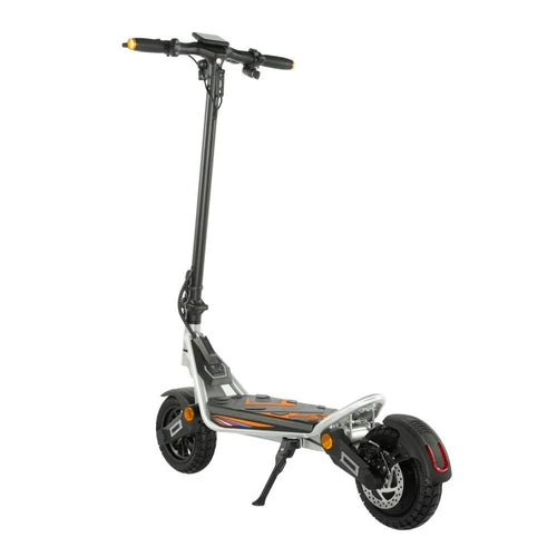 Vista trasera en tres cuartos del patinete eléctrico KuKirin A1 con luz trasera, freno de disco y pata de cabra.