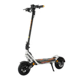 Vista en tres cuartos del patinete eléctrico KuKirin A1 con plataforma amplia, neumáticos anchos y pata de cabra.