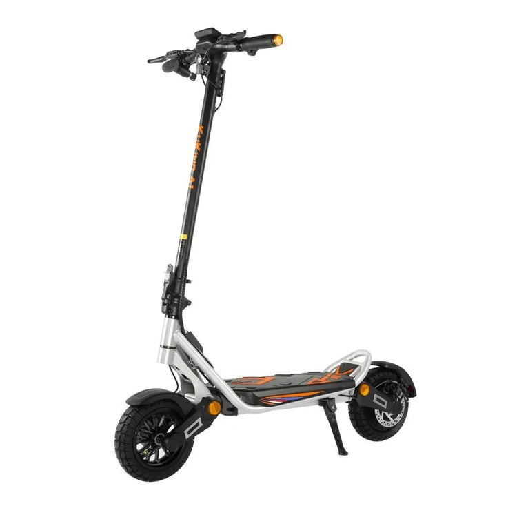 Vista en tres cuartos del patinete eléctrico KuKirin A1 con plataforma amplia, neumáticos anchos y pata de cabra.