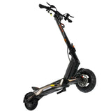 KuKirin T3 patinete eléctrico todoterreno derrapando en el desierto con motor 800W y diseño futurista plegable