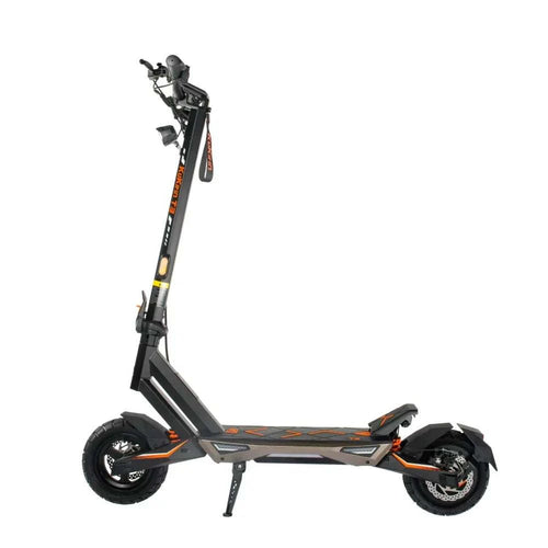 KuKirin T3 patinete eléctrico todoterreno con motor 800W derrapando en el desierto