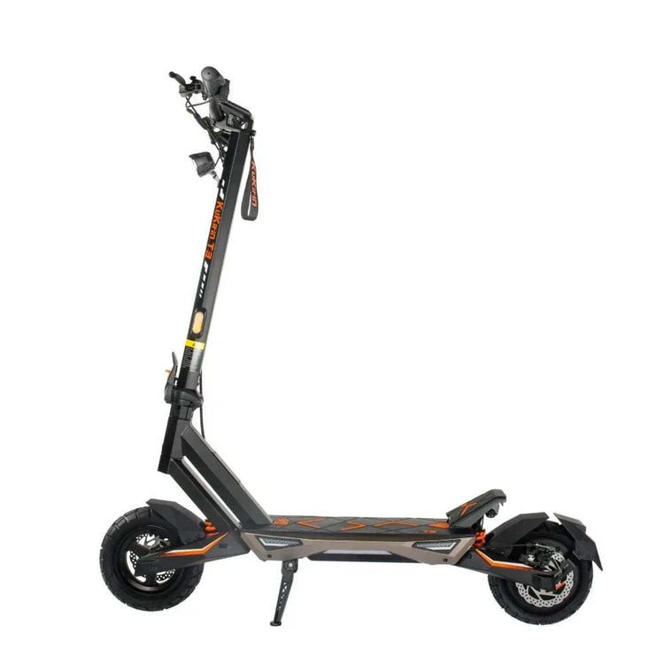 KuKirin T3 patinete eléctrico todoterreno con motor 800W derrapando en el desierto