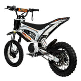 KuKirin X1 moto eléctrica todoterreno en bosque con diseño compacto y potente motor central de 2000W