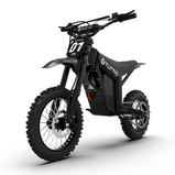 Moto eléctrica todoterreno Soleil01 SE en color negro, vista frontal de tres cuartos, con neumáticos de tacos, suspensión delantera y frenos de disco