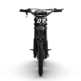 Vista frontal de la moto eléctrica todoterreno Soleil01 SE negra, con placa delantera Soleil 01 SE, manillar ancho, suspensión delantera y neumático de tacos