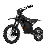 Moto eléctrica todoterreno Soleil01 SE negra vista desde el lateral izquierdo, con batería integrada, asiento largo, suspensión y neumáticos de tacos
