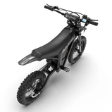 Vista superior trasera de la moto eléctrica todoterreno Soleil01 SE negra, con asiento largo, pantalla LCD, suspensión trasera, pedales y neumáticos de tacos