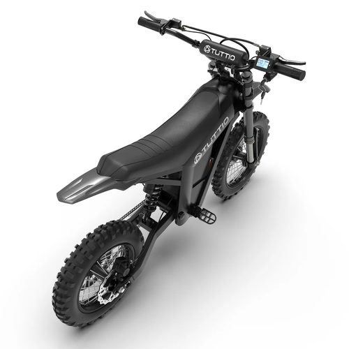 Vista superior trasera de la moto eléctrica todoterreno Soleil01 SE negra, con asiento largo, pantalla LCD, suspensión trasera, pedales y neumáticos de tacos