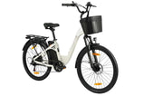 Vista diagonal delantera de la bicicleta de ciudad TTGO C2 Pro blanca, mostrando el manillar ergonómico, faro delantero y cesta de almacenamiento.